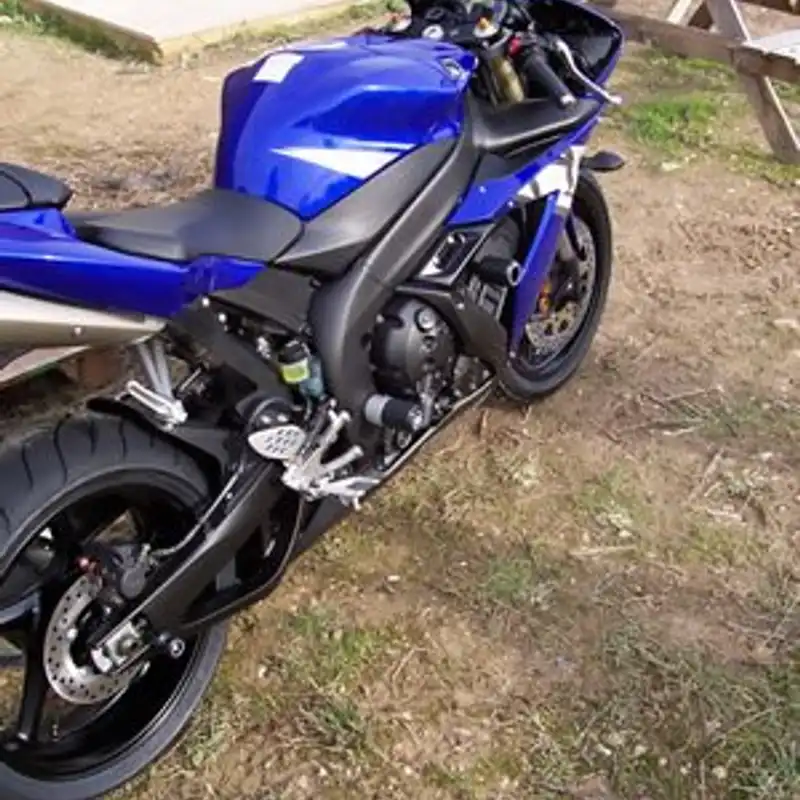 Crash Protectors - Classic Style for Yamaha YZF-R1 lowers '04-'06 (swingarm pivot)